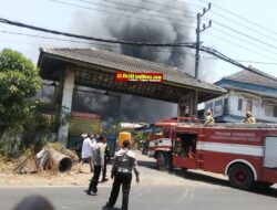 Detik-Detik Pabrik New Era Gresik Terbakar, Asap Hitam Pekat Membumbung Tinggi